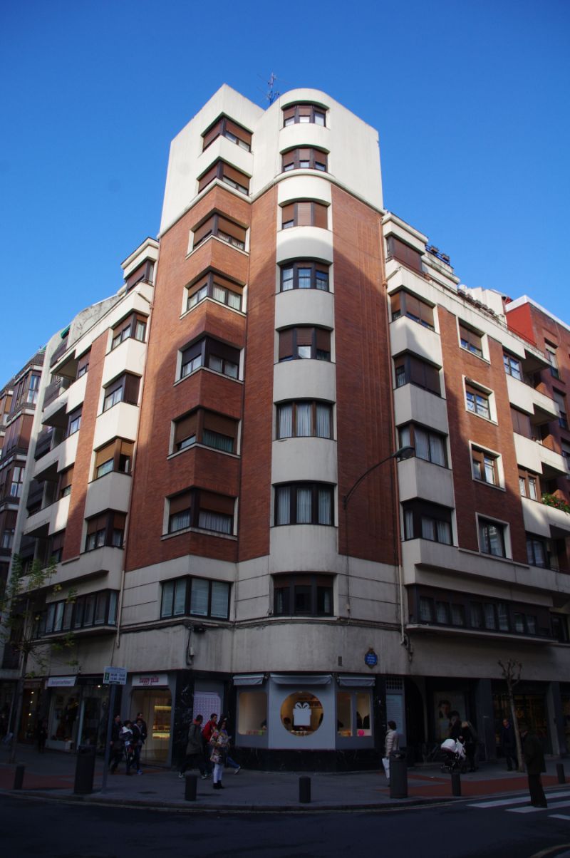 Casa Eguren (portal en calle de Máximo Aguirre, 22)