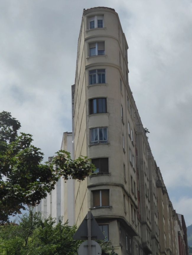 Juan de Garay 11, sutil Streamline Moderne del Bilbao Art Decó