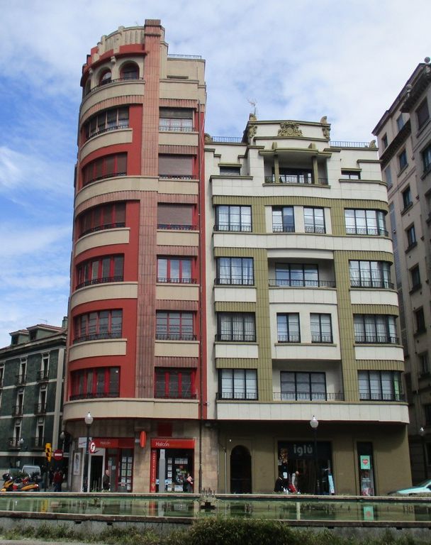 Calle del Horno, 7 (portal del edificio rojo) y plaza del Carmen, 7