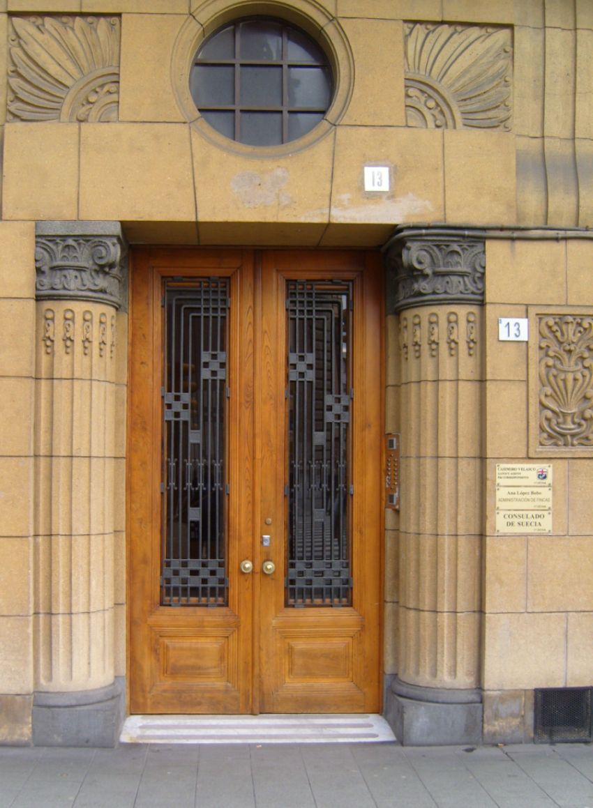 Puerta de inspiración egipcia en Álvarez Garaya de Gijón