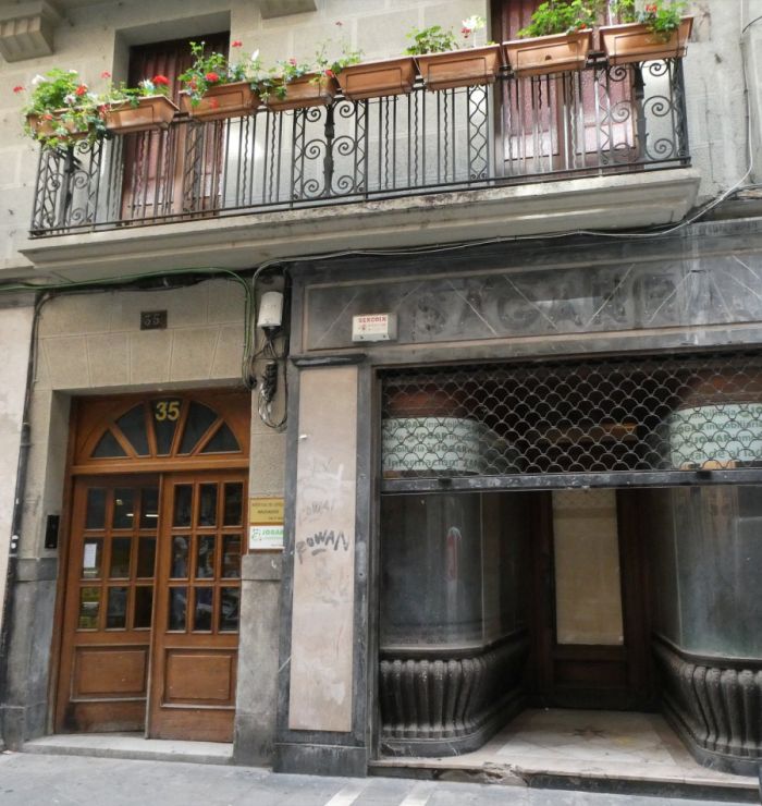 Pamplona Art Decó en las barandillas de la calle Zapatería 35
