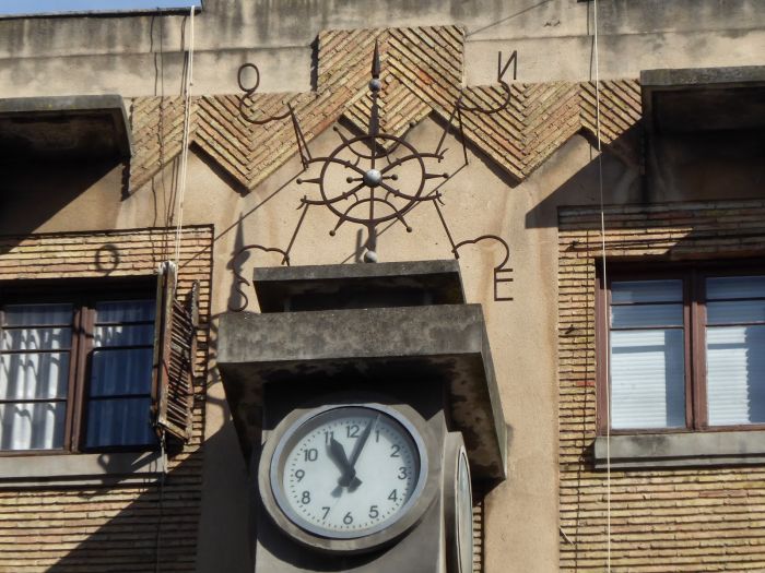 Reloj de la estación de autobuses en la Pamplona Art Decó