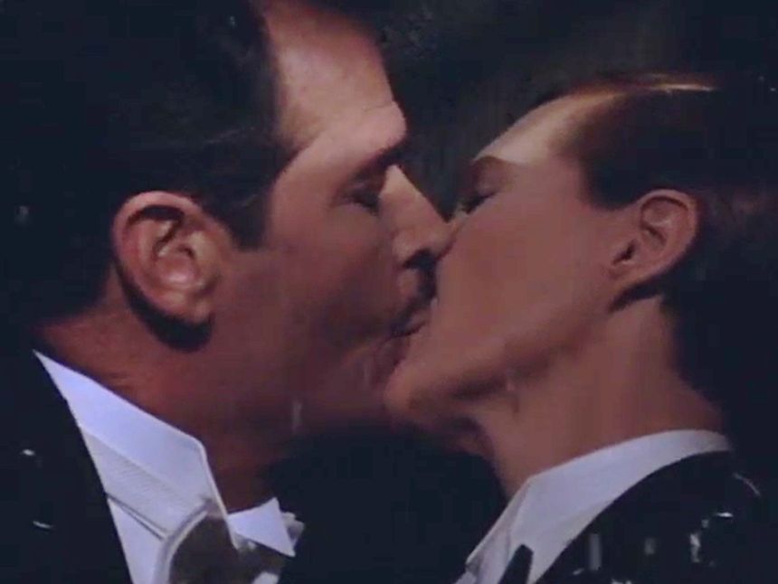 Beso gay en la película Víctor o Victoria
