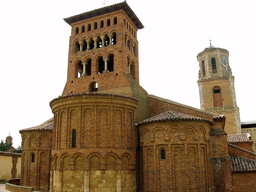 Iglesia de San Tirso en Sahagún, pueblo de adolescencia para Jesús Barrio Caamaño