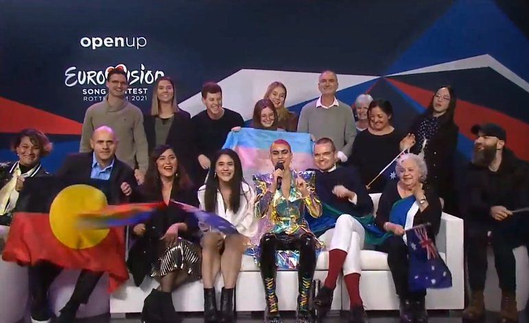 Bandera trans con Montaigne, representante de Australia en Eurovisión 2021