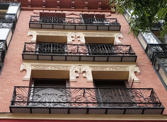Dinteles modernistas en la calle San Bernardo de Madrid