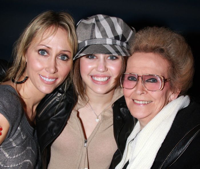 Miley Cyrus con su madre Tish Cyrus y su abuela Loretta Finley