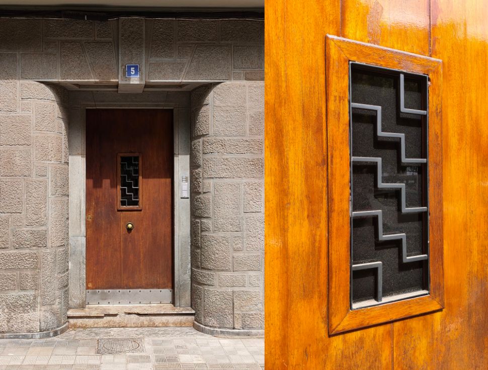 En detalle, la portada y puerta Art Decó del Estudio Vivienda Marrero