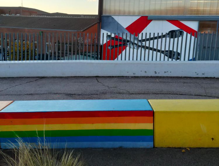 Bandera queer frente al IES Diego Velázquez de Torrelodones en noviembre de 2021