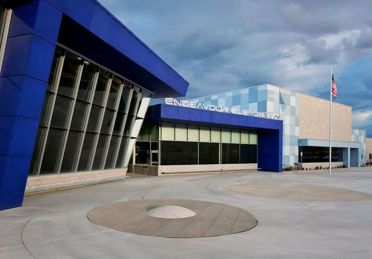 Endeavour Elementary School, diseñado por Julia Oderda, arquitecta y mujer trans