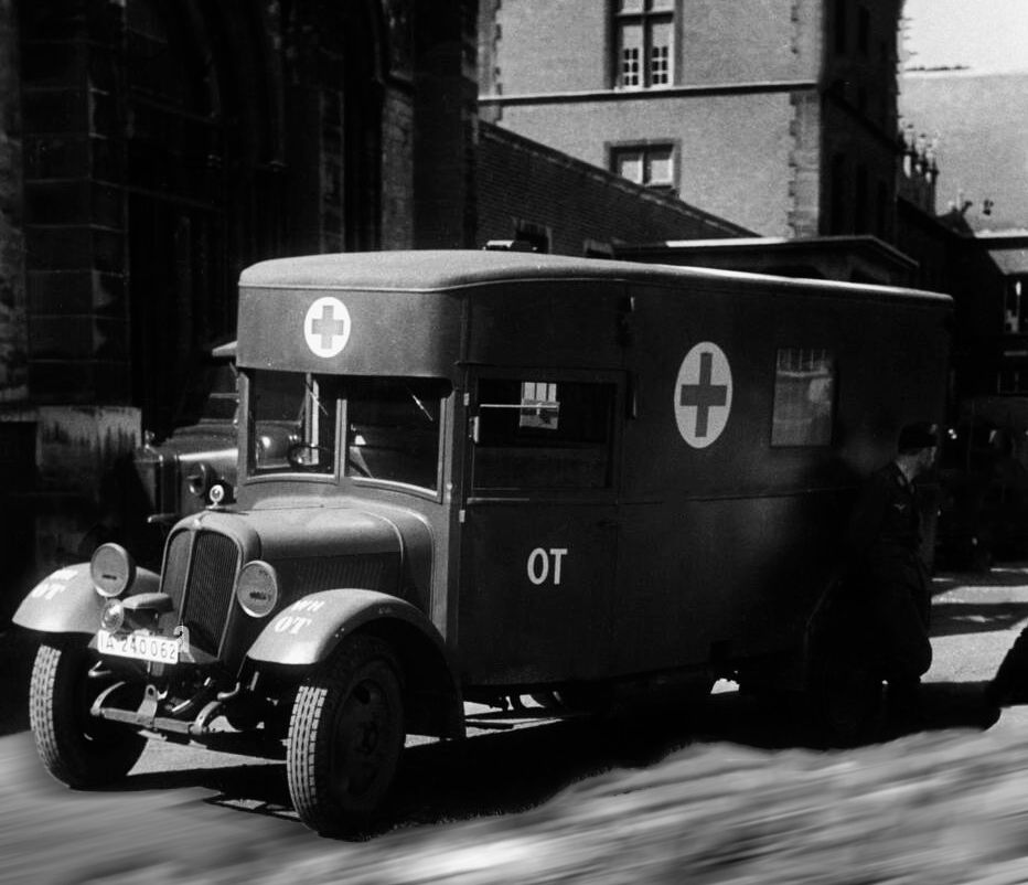 Ambulancias de la Cruz Roja durante la Segunda Guerra Mundial en Cannes